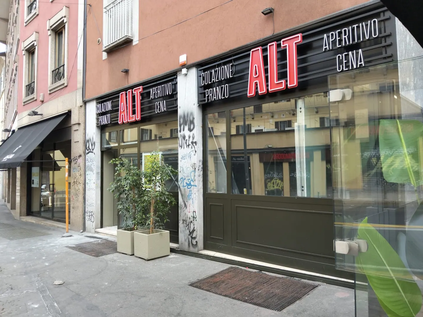 Vetrine e insegna di Alt Stazione del Gusto